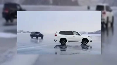 На ледяном озере Байкал столкнулись два дорогущих внедорожника: видео