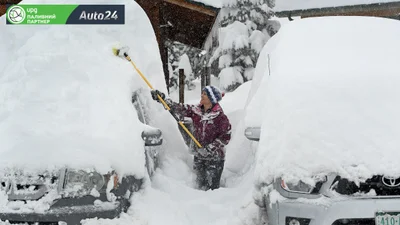 Прибирати сніг з машини – чим краще зчищати і як правильно