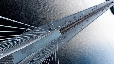 Через полгода после ремонта Южный мост покрылся ямами: фото
