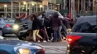 Видео: прохожие вместе подняли внедорожник Mercedes, чтобы спасти женщину, которая оказалась под машиной