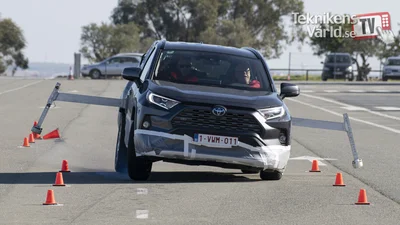 Toyota RAV4 підтягнули керованість і тепер кросовер добре проходить "лосиний тест" (відео)