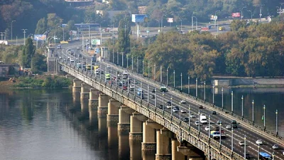 У Києві на мосту Патона обмежать рух транспорту через аварійний стан