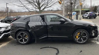 Малолетние преступники украли два Lamborghini Urus и разбили их друг о друга