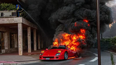 Ferrari F40 сгорела прямо посреди дороги: видео
