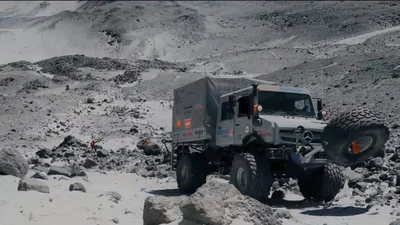 Вантажівки Unimog піднялись на вершину найвищого діючого вулкана на планеті: вражаючі фото