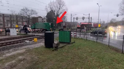 Відео: квапливий водій сміттєвоза ледь не перетворив на брухт пасажирський поїзд