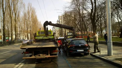 "Викрадені" евакуаторами авто повертатимуть і по вихідних