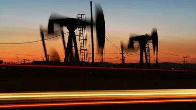 Цена американской нефти упала до минус 37 долларов за баррель