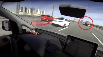 Відео: квапливий водій Passat хотів проскочити між двох вантажівок і поплатився за це