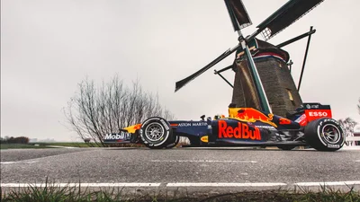 Пилоты Red Bull носятся на болидах Формулы 1 по улицам Нидерландских городов: видео