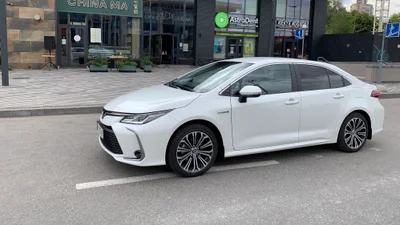 Тест-драйв Toyota Corolla Hybrid 2019: цена, характеристики