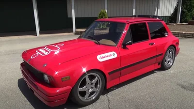 В старий югославський хетчбек встановили два мотора Cadillac V8