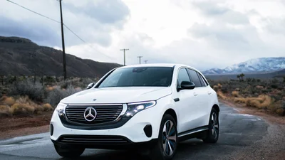 Mercedes-Benz вивів дешевшу версію електрокросовера EQC