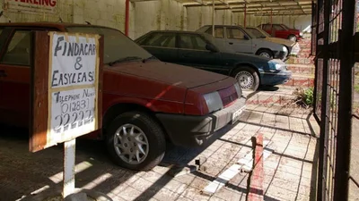 В Англии нашли заброшенный автосалон с "Ладой" и десятком машин внутри