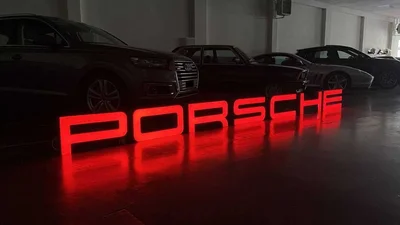 Огромные вывески автосалонов Porsche распродают по 12 тысяч долларов за штуку