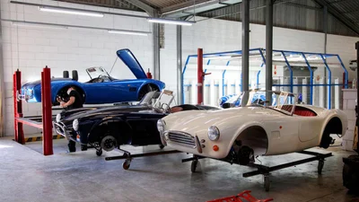 Британці розпочали випуск родстерів AC Cobra з електричними та бензиновими моторами