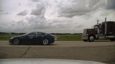 Водій Tesla спав за кермом на швидкості 150 км/год