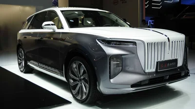 Президентский лимузин и королевский внедорожник показала марка Hongqi