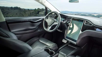 Водитель Tesla с пассажирского сиденья снимал на видео, как машина едет сама