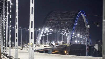 На Подільсько-Воскресенському мостовому переході ввімкнули освітлення
