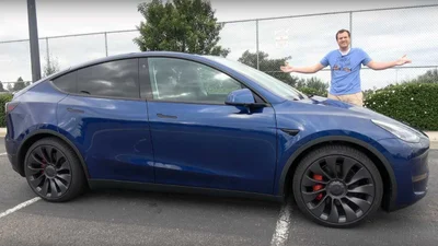 По дороге из автосалона у Tesla Model Y "сдуло крышу"