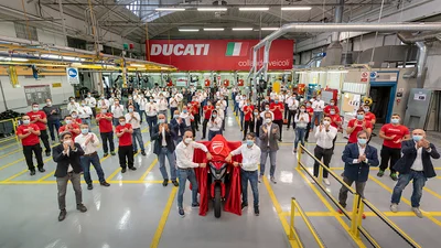 Ducati представила первый в мире серийный байк с системой мониторинга слепых зон