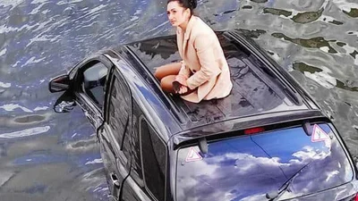 Харьков, девушка на Kia Sorento упала в реку: фото девушки на крыше