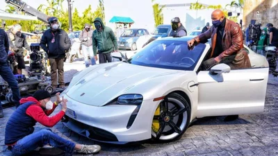 Зірка "Форсажу" Дуейн Джонсон не помістився в Porsche Taycan