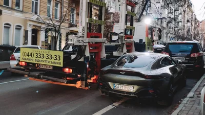 В центре Киева эвакуатор забрал на штрафплощадку новенький Aston Martin Vantage
