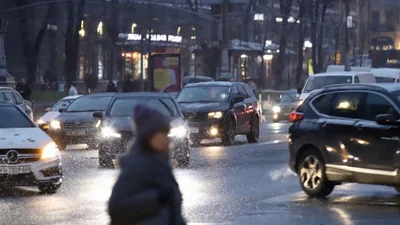 В Киеве продолжается борьба с гололедом