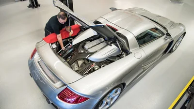 Цей Porsche Carrera GT розбирали по гвинтику 78 разів