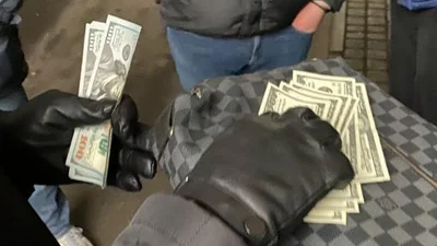 Чиновник "Киевтранспарксервиса" попался на взятке за установку зарядок для электромобилей