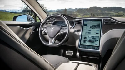 Tesla відкликає майже 135 тисяч машин через згасаючий центральний екран