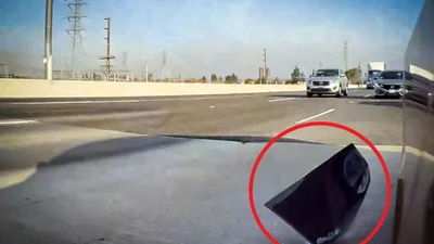Видео: заднее стекло Tesla выпало на ходу без видимых причин