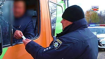 Нові повноваження поліції: чи потрібно передавати документи в руки