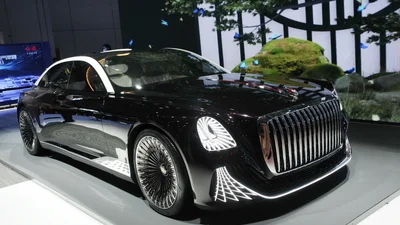Hongqi L-Concept – китайський лімузин з люстрою, трьома кріслами і без керма