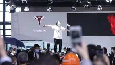 Tesla вибачилась перед китаянкою, яка влаштувала гармидер на Шанхайському автосалоні