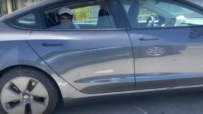 Поліція заарештувала 25-річного блогера, що їхав на задньому сидінні Tesla під управлінням "автопілота"