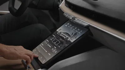 У конкурента Tesla Model S огромный экран медиасистемы можно убрать