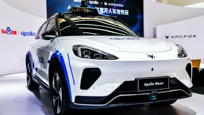 Два китайські гіганти вивели на вулиці роботаксі Arcfox Apollo Moon