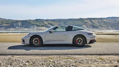 Porsche представила новий 911 GTS у кузовах купе, кабріолет та тарга