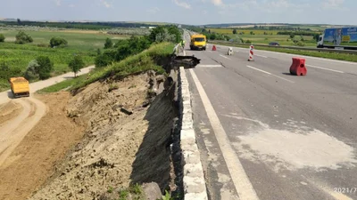 Но одесской трассе произошел оползень: движение частично ограничено