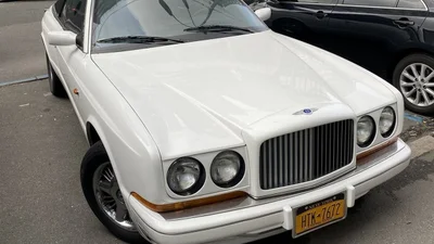 В Киеве заметили самый дорогой кабриолет Bentley из 90-х