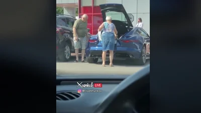 Літня пара на Jaguar F-Type стали зіркою ТікТоку
