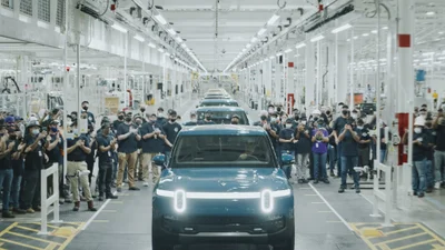 С конвейера Rivian наконец сошел первый электрический пикап R1T