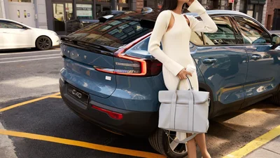 Volvo випустила дамські сумочки з матеріалу, який буде в інтер'єрі електричних C40 Recharge