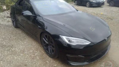 Як виглядає втоплена Tesla Model S Plaid за 40,4 тисяч доларів - 20 жовтня 2021 - Auto24