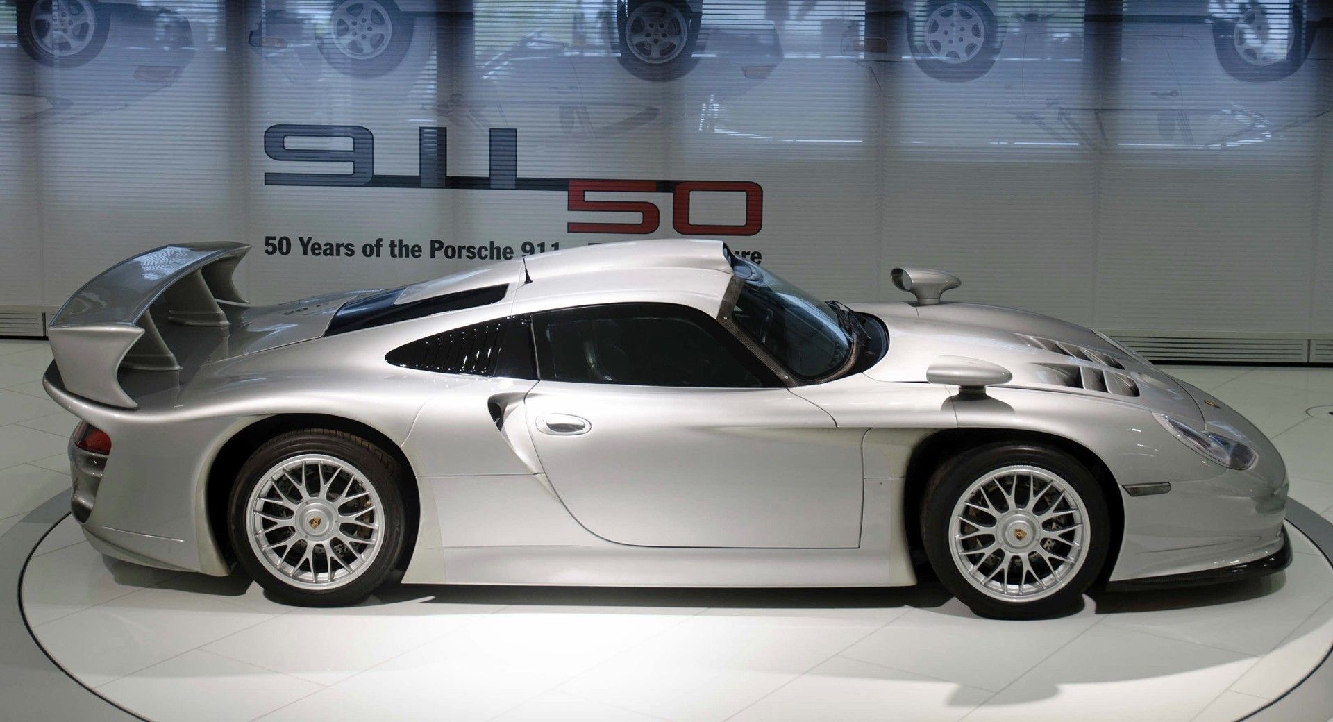Один из 20 раритетных Porsche 911 Strassenversion выставлен на