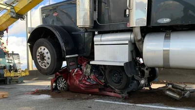Жінка на легковому авто дивом вижила у жахливій аварії з вантажівкою: фото
