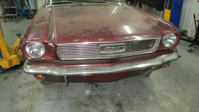 Ford Mustang 1966 года нашли в гараже почти без ржавчины на кузове